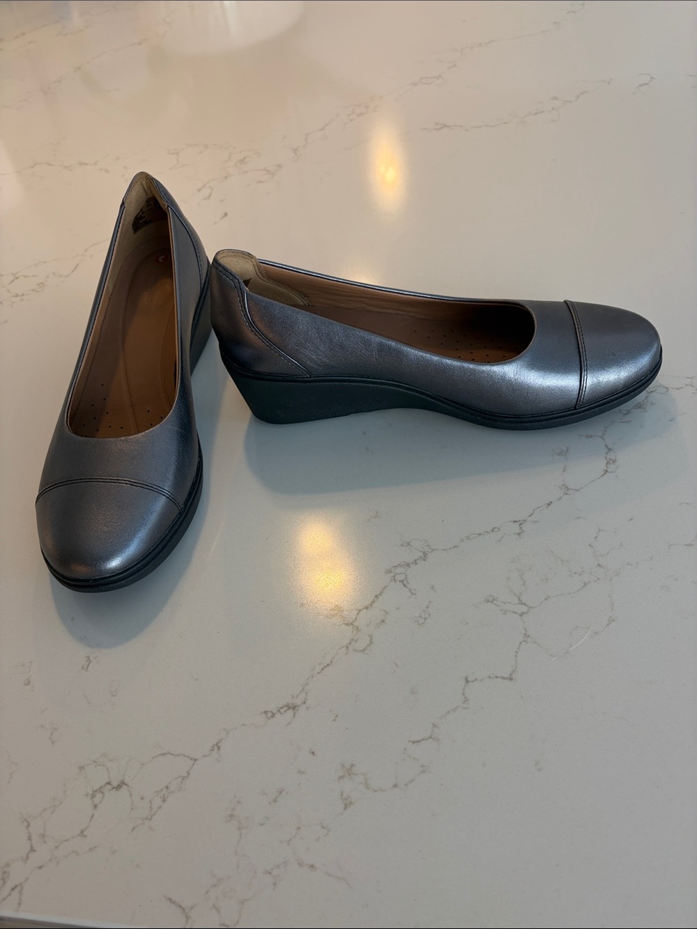 Clark’s Women’s Metallic Gray Wedge Pumps size 7
